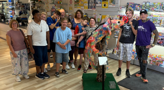 Gruppenfoto von der Übergabe der Chamälion Skulptur von der Martinsschule an das Kaufhaus Übergabe Chamälion an Kaufhaus